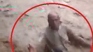 مد يديه وسط السيول.. لماذا أثار هذا الفيديو الغضب على مواقع التواصل؟