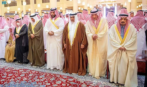 ولي العهد يؤدي صلاة الميت على الأميرة الجوهرة بنت عبدالعزيز ويشارك في مواراة جثمانها