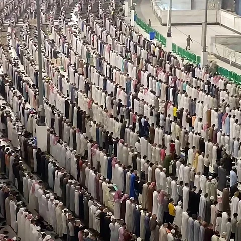 لأول مرة.. المصلون يؤدون الصلاة في سطح التوسعة السعودية الثالثة