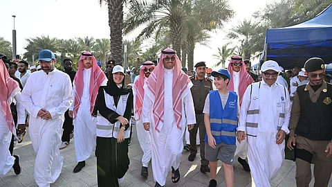 الأمير سعود بن جلوي خلال مشاركته في مبادرة "جدة تتحرك"