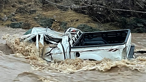 سيول وادي أبو حتارة تجرف مركبة العائلة المنكوبة
