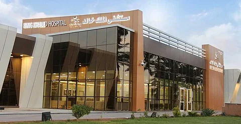 تعرض لحادث وأصيب بقطع في الكبد.. جراحة تنقذ شابًا في تبوك