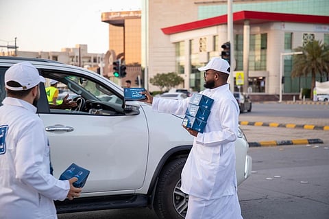 موظّفو شركة ذيب لتأجير السيارات يسهمون في إفطار الصائمين عند الإشارات المرورية