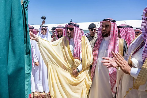 الأمير فيصل بن مشعل خلال تدشينه الطريق الرابط بين البدائع ورياض الخبراء