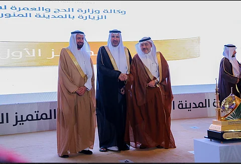 "أمير المدينة المنورة" يتوج وزارة الحج بالجائزة الذهبية للأداء الحكومي المتميز