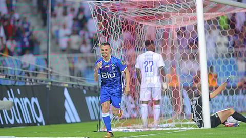 فرحة ديلغادو لاعب الهلال بتسجيل هدف في مرمى الفتح