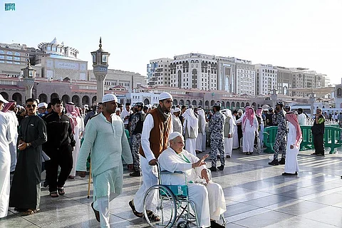 شاهد.. ٦٠ ممرًّا لتنظيم عبور آلاف المصلين إلى أرجاء المسجد النبوي خلال ساعات