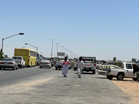 يُنذر بحوادث على الطريق الدولي.. "سوق المواشي بالوسقة" عرقلة للحركة المرورية