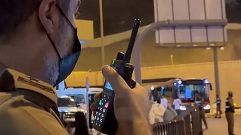 شاهد.. جهود رجال المرور في المنطقة المركزية بمكة لتنظيم وإدارة الحافلات