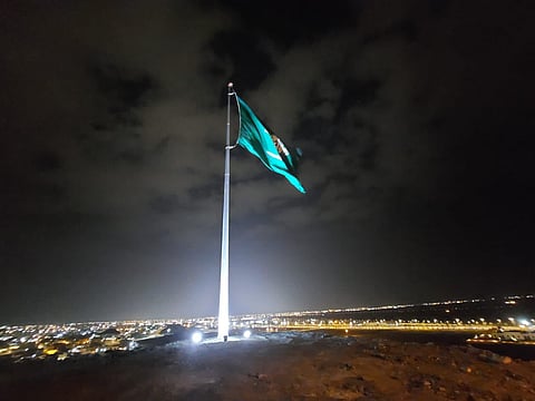 استعدادًا للاحتفال بيوم العلم.. بلدية بيشة تزين الطرق والميادين بـ1000 علم