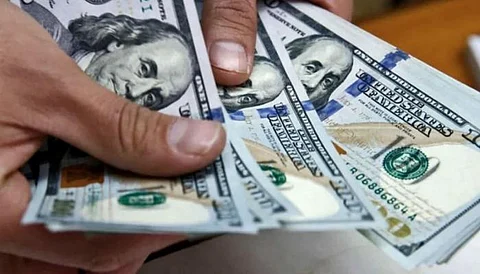 الدولار يقضّ مضاجع العراقيين.. رمضان يقترب وشبح الغلاء يطل برأسه!