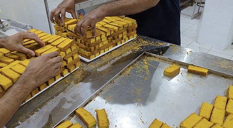 "أمانة جدة" تغلق معملاً مخالفًا لإعداد الحلويات والمعجنات وتصادر 5 أطنان مواد غذائية