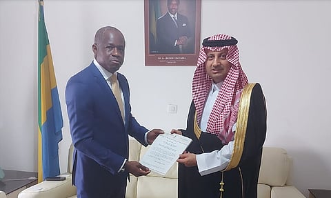 سفير المملكة لدى الغابون يقدّم نسخةً من أوراق اعتماده