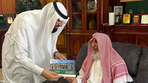 مفتي المملكة ونائبه يتسلّمان التقرير الختامي لفرع الإفتاء بحائل