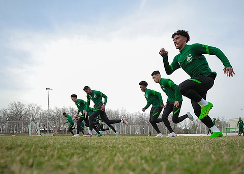 لاعبو المنتخب السعودي للشباب يؤدون التدريبات