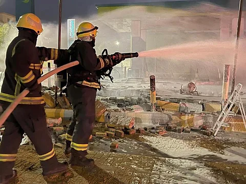 مدني بريدة يخمد حريقاً في خزانات أرضية بمحطة وقود
