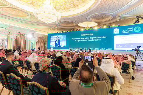 جانب من حضور الجلسة السادسة من المؤتمر العدلي الدولي