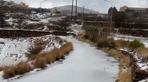 أمطار عسير.. سراة تكتسي بالبياض وتهامة تشهد اختناقات مرورية