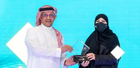 مشاعل آل مبارك تتسلم جائزة التطوع