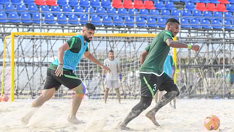 جانب من تدريبات لاعبي المنتخب السعودي الأول لكرة القدم الشاطئية