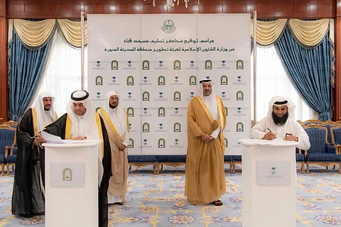 فيصل بن سلمان يشهد مراسمَ توقيع نقل مهامّ الإشراف على مسجد قباء لهيئة تطوير المدينة