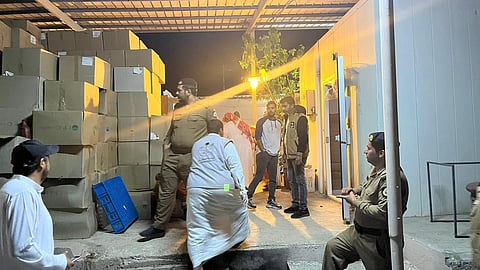 فرق أمانة الطائف خلال مداهمة الاستراحة المخالفة