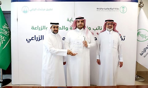 "المشيطي" يُكَرّم "العبيسي" على إرشاداته المفيدة عبر "مرشدك الزراعي"