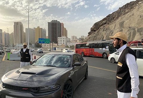 460 شابًا وفتاةً من تعظيم البلد الحرام يخدمون المعتمرين في رمضان