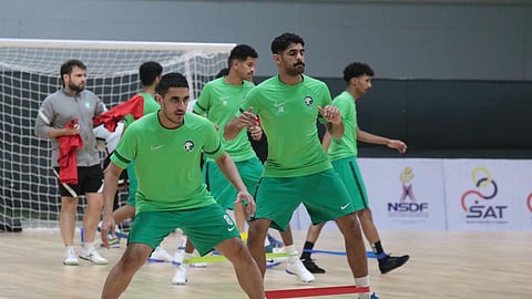 لاعبو المنتخب السعودي الأول لكرة قدم الصالات أثناء التدريبات