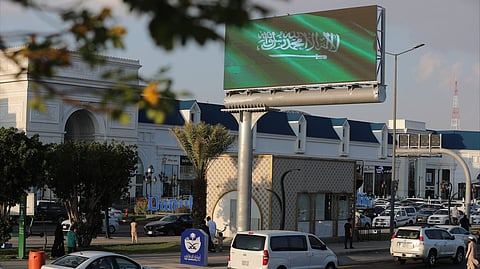 شاهد.. طرق وميادين الطائف تتوشح باللون الأخضر استعدادًا لذكرى يوم العَلَم