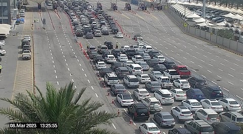 رغم زحام جسر الملك فهد.. ما سبب الإصرار على السفر للبحرين؟