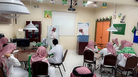 الرياض.. ثانوية "العز بن عبدالسلام" تحتفل بيوم العلَم