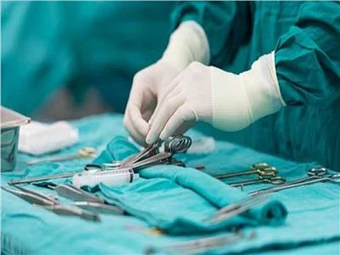 فريق جراحي سعودي يجري عملية لقولون مريض سبعيني بـ"تخصصي الطائف"