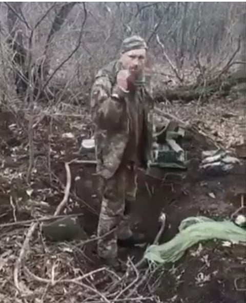 قال: "المجد لأوكرانيا" وتلقّى الرصاص.. شاهد لحظة إعدام جندي أوكراني التي أغضبت الرئيس