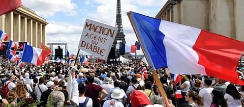 عشية التصويت بحجب الثقة عن الحكومة.. مظاهرات حاشدة في فرنسا