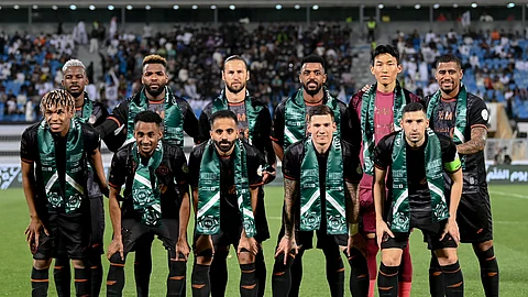 الفريق الأول لكرة القدم بنادي الشباب