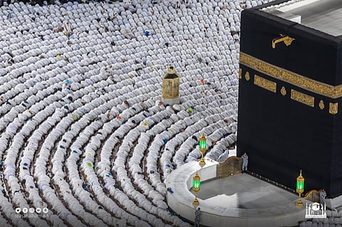 شاهد.. المصلين يؤدون صلاة التراويح في أول ليالي شهر رمضان بالحرم المكي