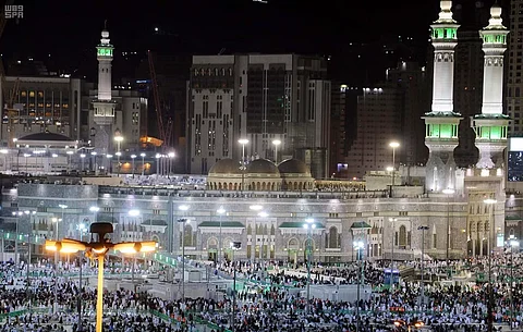 "يتضرعون بالدعاء".. شاهد المعتمرين بصحن الطواف صباح أول أيام رمضان