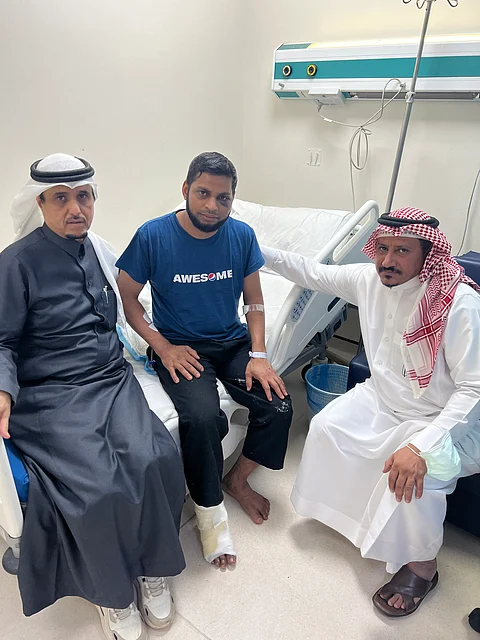 ناجون من كارثة "عقبة شعار" يثنون على الخدمات الصحية المقدَّمة لهم.. وكفيل يُقبِّل عامله الناجي