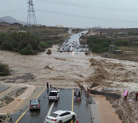 بالصور.. أمطار غزيرة بجازان تؤدي لاحتجازات وقطع طرق