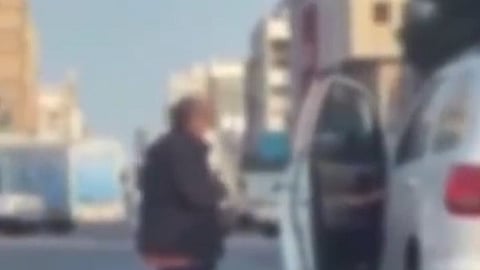 فيديو.. ضبط 3 أشخاص يمارسون التسوّل أمام المساجد وداخلها بالشرقية
