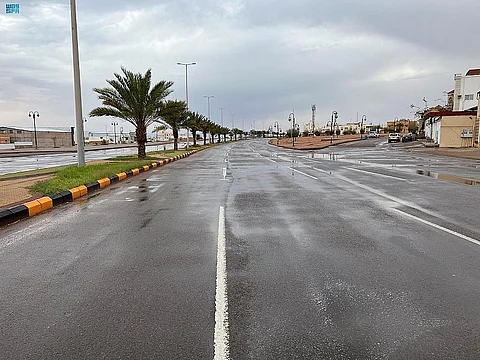 أمطار تبوك.. خفيفة لمتوسطة وزخات البَرَد حاضرة بـ"اللوز"