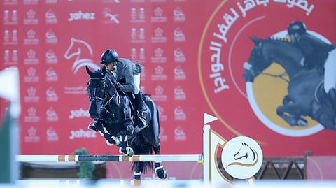 جانب من منافسات دوري جاهز لقفز الحواجز