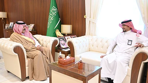 الأمير عبدالعزيز بن سعد خلال استقباله مدير صحة حائل فرحان الشمري