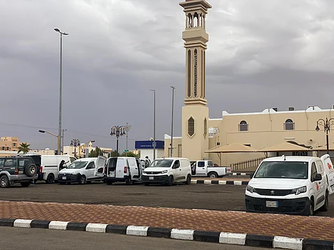 سيارات شركات التوصيل تستغل مواقف جامع بن باز بتيماء