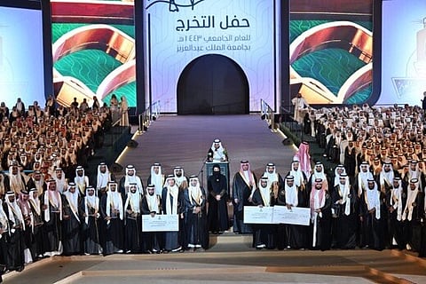 جانب من حفل تخريج الدفعة الـ52 من طلاب جامعة الملك عبدالعزيز