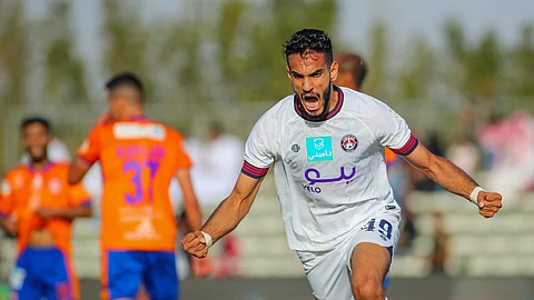 فرحة علي السالم لاعب العدالة بتسجيله هدف في مرمى الفيحاء