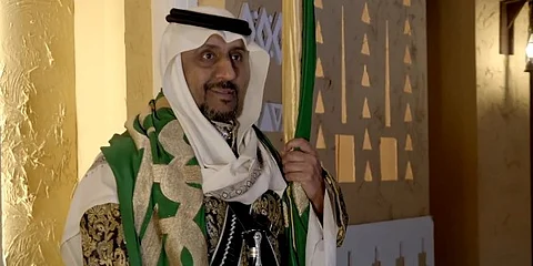 حاملو البيرق.. مهام وصفات خاصة وهؤلاء أبرزهم