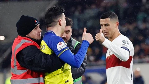 في لقاء البرتغال ولوكسمبورج .. مشجع يرتدي قميص النصر ينزل إلى أرض الملعب لمصافحة "رونالدو"