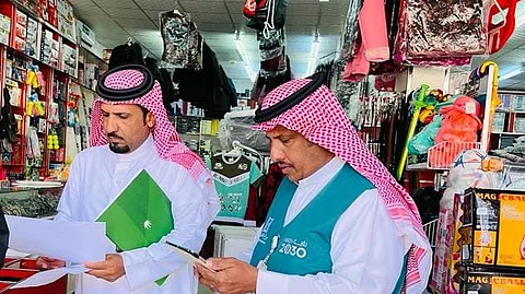 لجنة التوطين بنجران تزور 90 منشأة لمتابعة نشاط المستلزمات الرجالية